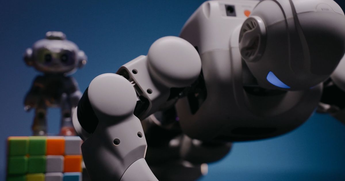 Zwei Roboter als Sinnbild für die Zusammenarbeit mit künstlicher Intelligenz
